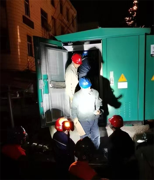 福建上杭：供电员工雨夜抢修路人拨打95598表扬点赞-中国网(图1)