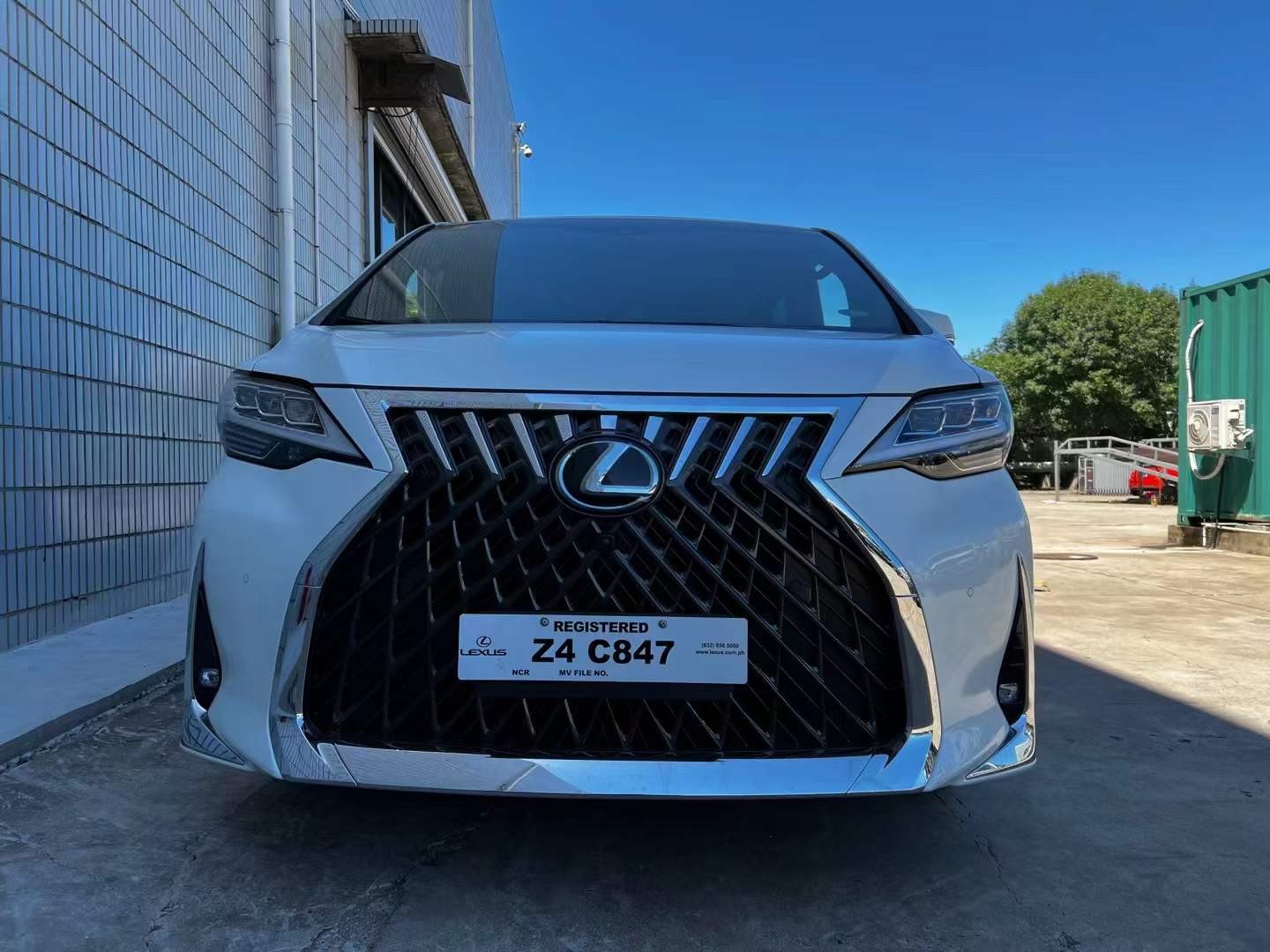 23款雷克萨斯LM350港口现车优惠30万起(图1)