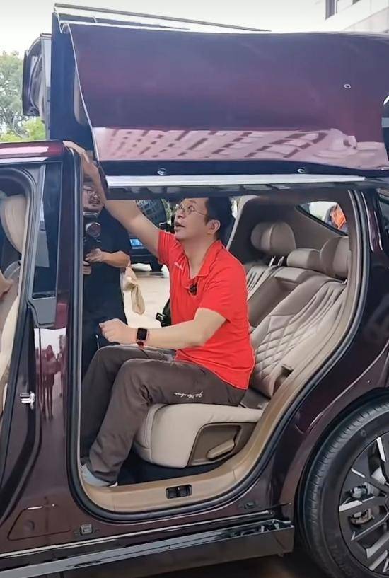 夹手？因为他没看过李想的微博