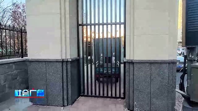 烟台这个小区的大门看着气派但是不安全！(图6)