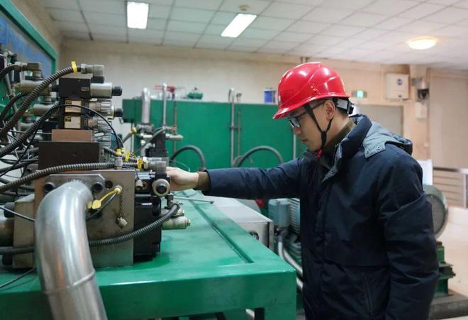 三峡船闸：一线巡检护航春运