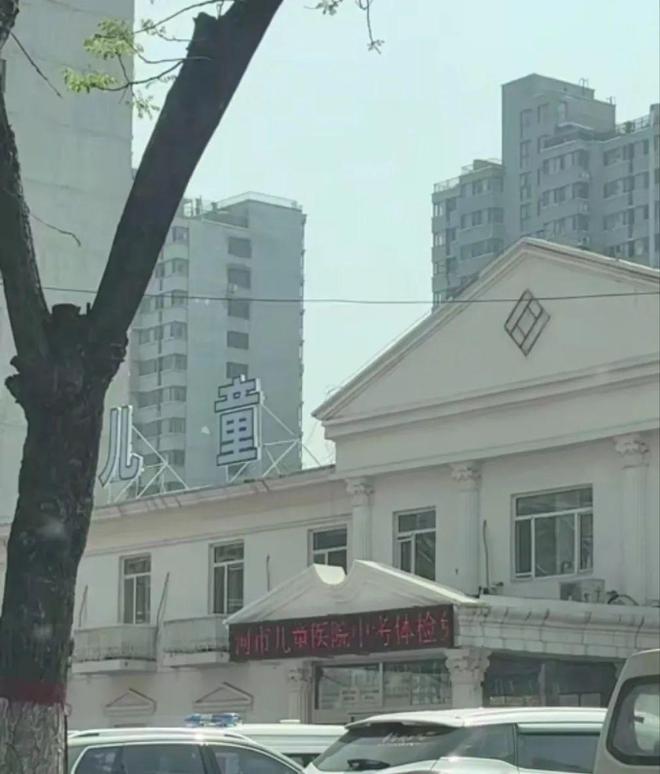 进退两难！三河树绿了草绿了消防车也回应：应该是P的(图8)
