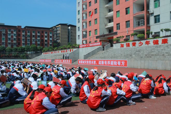 达州高新中学举行2025年“5·12”防震减灾应急疏散演练(图2)