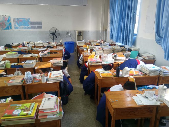达州高新中学举行2025年“5·12”防震减灾应急疏散演练(图4)