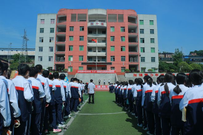 达州高新中学举行2025年“5·12”防震减灾应急疏散演练(图1)