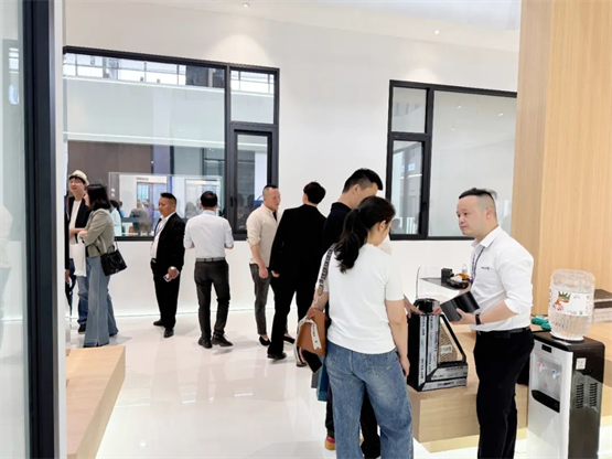 欧福莱门窗闪耀2025南京门窗移门展以极简美学定义高端人居(图4)