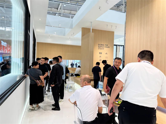 欧福莱门窗闪耀2025南京门窗移门展以极简美学定义高端人居(图6)