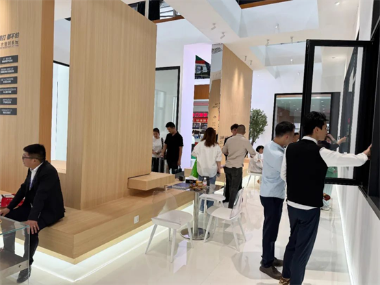 欧福莱门窗闪耀2025南京门窗移门展以极简美学定义高端人居(图9)