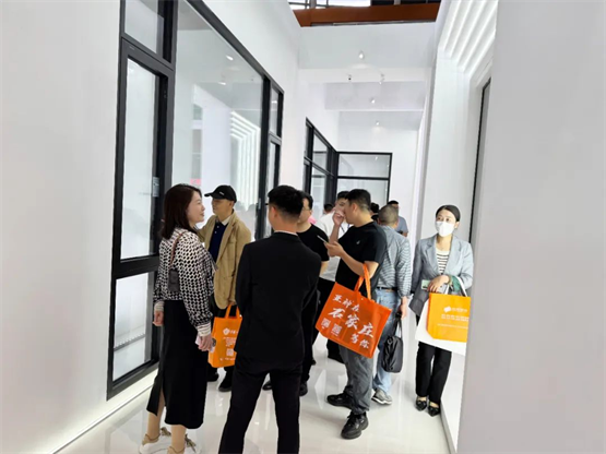 欧福莱门窗闪耀2025南京门窗移门展以极简美学定义高端人居(图8)