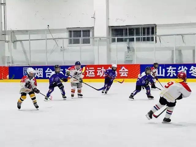 冰雪头条：烟台市深耕冰雪运动连续举办全国青少年冰球邀请赛(图1)