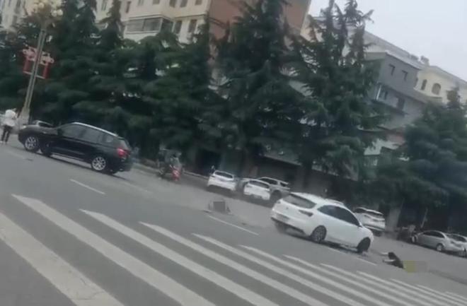 宝鸡一社区女书记当街开车追撵女子撞上电瓶车：两名女子被警方控制两名伤者在医院治疗(图2)