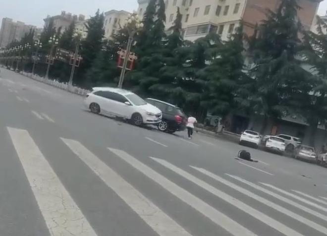 宝鸡一社区女书记当街开车追撵女子撞上电瓶车：两名女子被警方控制两名伤者在医院治疗(图1)