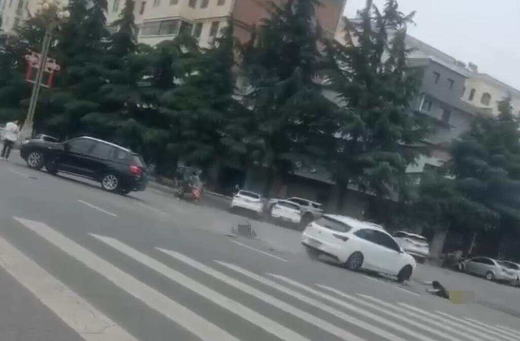 宝鸡一社区女书记当街开车追撵女子撞上电瓶车?当地回应(图2)