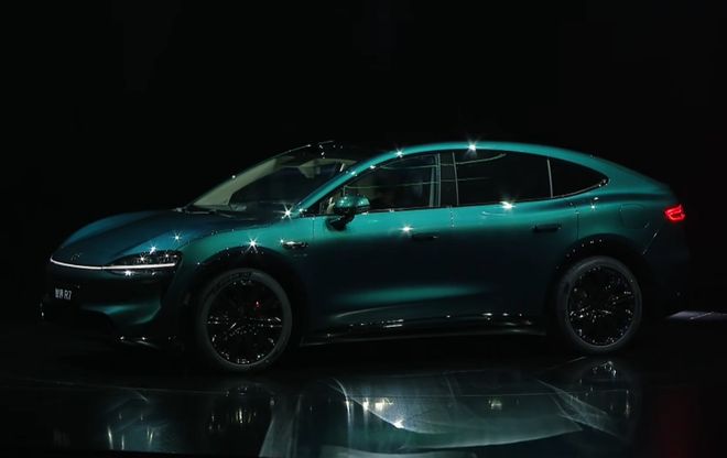 刘亦菲现场助阵新款智界R7S7、问界M8纯电版上市(图2)