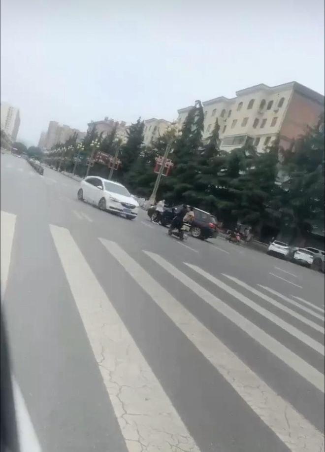 陕西宝鸡警方:一女子因个人纠纷驾车故意撞人被刑拘2名路人受伤(图2)