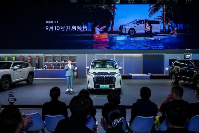 魏牌成都车展人气爆棚奶龙与孙越组成“龙越”体验官CP(图2)