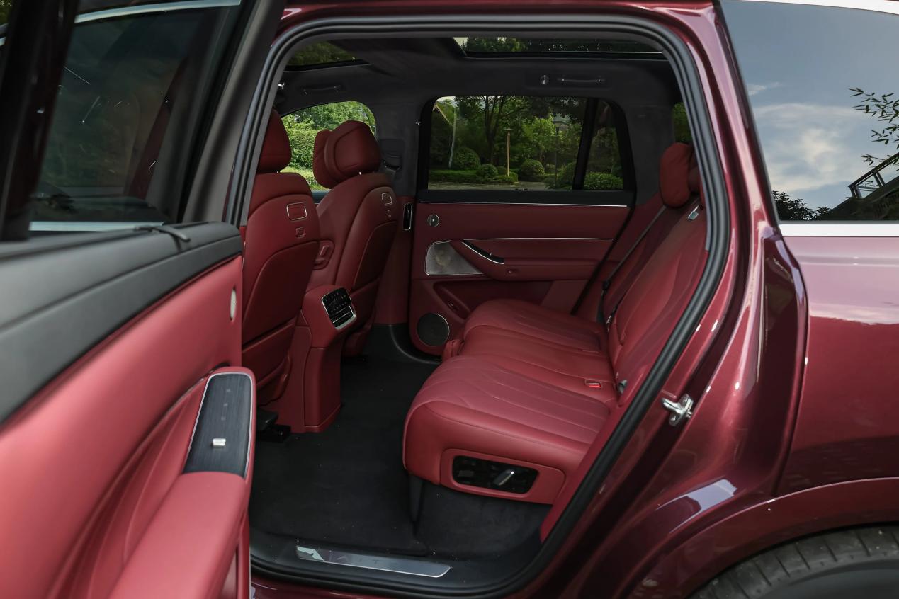 不做增程还有戏吗？问界M8纯电版实车直击3598万起值不值(图6)