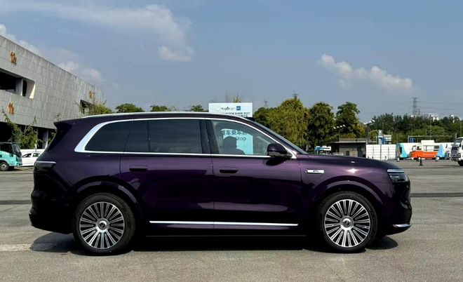 不做增程还有戏吗？问界M8纯电版实车曝光3598万起值不值(图3)