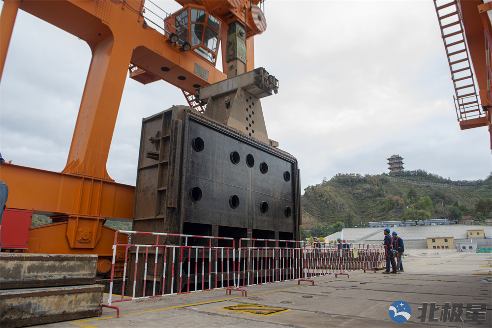 国网甘肃刘家峡水电厂完成1号机组闸门落门(图1)