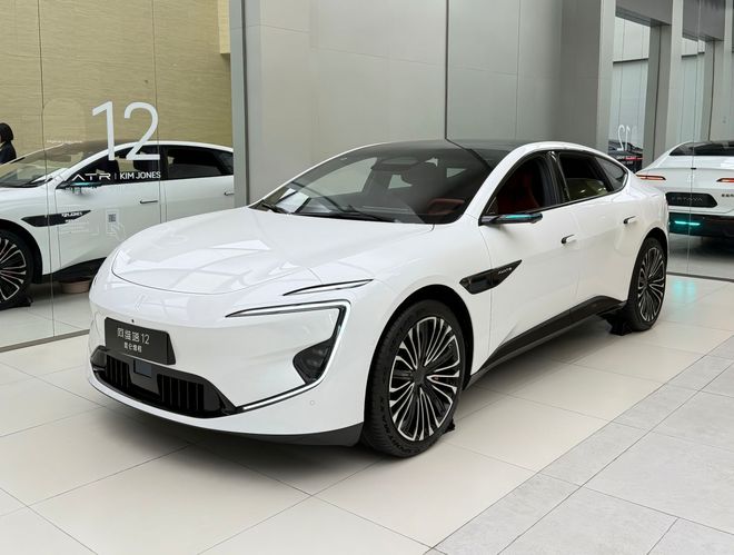 26款阿维塔12实车到店升级4激光雷达+鸿蒙座舱5配四座+冰箱(图3)