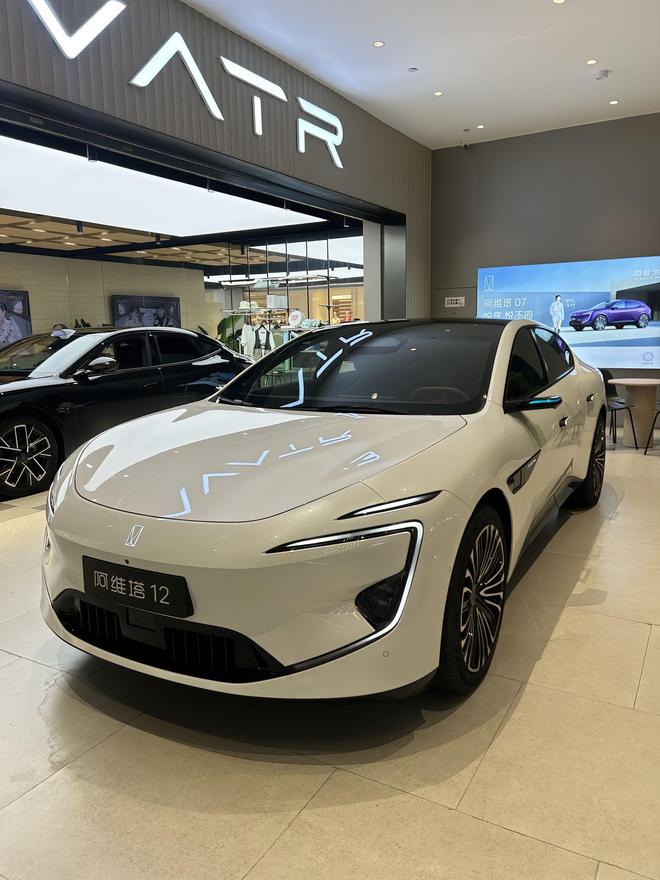 26款阿维塔12实车到店升级4激光雷达+鸿蒙座舱5配四座+冰箱(图4)