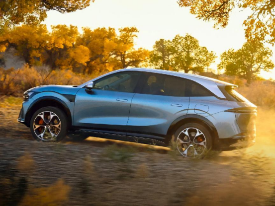 标配冰箱彩电大沙发!焕新极氪7X上市限时2198万起!(图4)