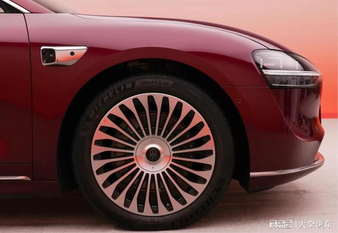 新款享界S9官图发布全新车标+4颗激光雷能否突围？(图3)