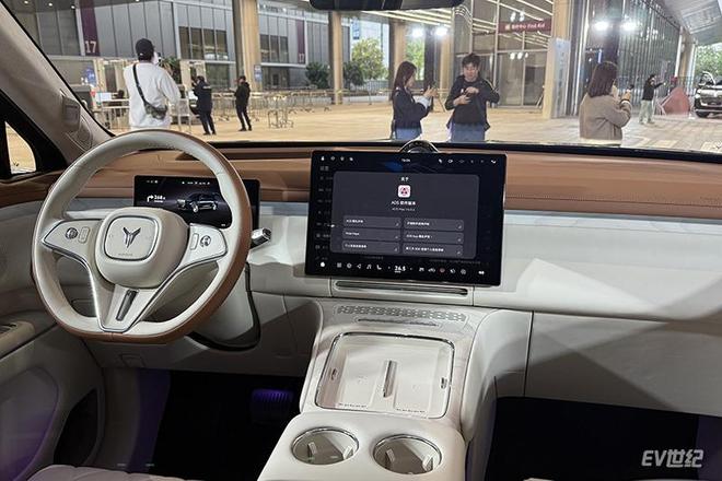 3799万元的岚图泰山豪华大六座的面子和里子都有了(图8)