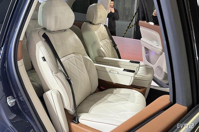 3799万元的岚图泰山豪华大六座的面子和里子都有了(图11)