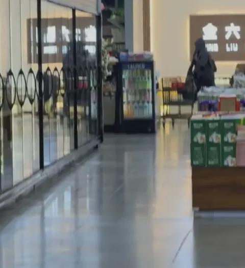 数十秒洗劫一空！华人超市内“金六福”珠宝店遭蒙面抢劫！