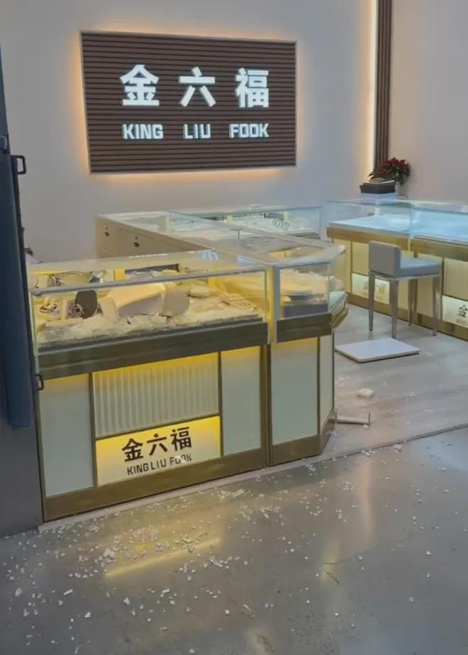 数十秒洗劫一空!华人超市内“金六福”珠宝店遭蒙面抢劫!(图2)
