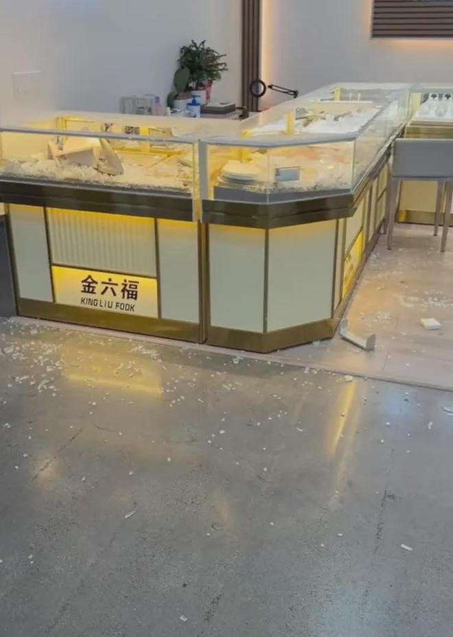 数十秒洗劫一空!华人超市内“金六福”珠宝店遭蒙面抢劫!(图3)