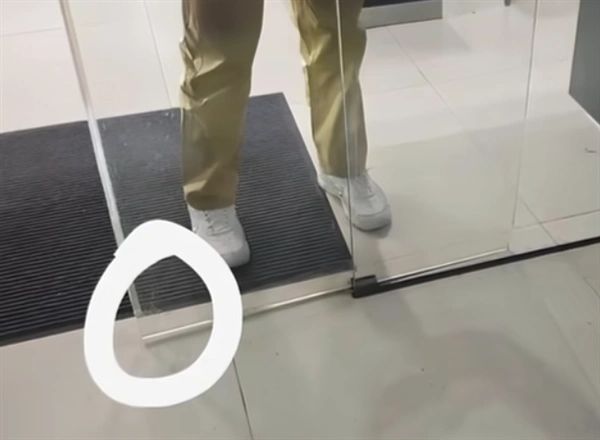 小鹏汽车回应“脚夹门”事件：涉事员工顶格处理4S店店长也被处罚