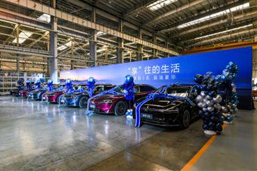 72小时大定8000台享界S9超级工厂围炉交付30万级豪华车卷出新高度(图4)