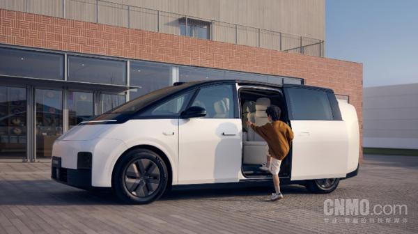 理想MEGA八月交付量破3000获50万以上MPV销量冠军