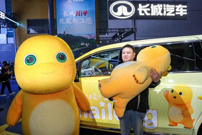 魏牌成都车展人气爆棚奶龙与孙越组成“龙越”体验官CP