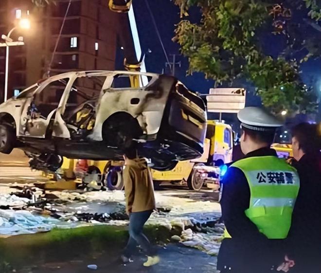 又一新能源爆燃！没车祸无碰撞有车门打不开起火10秒连续爆炸