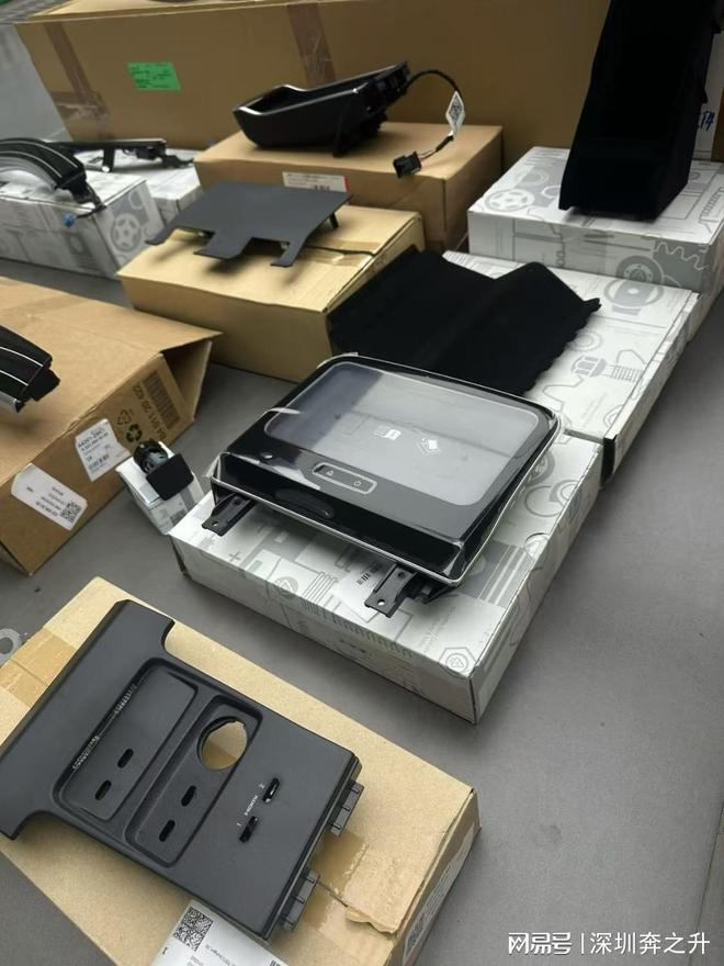 迈巴赫S480从五座升级为行政四座小桌板提升了档次(图4)