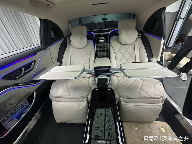 迈巴赫S480从五座升级为行政四座小桌板提升了档次(图5)