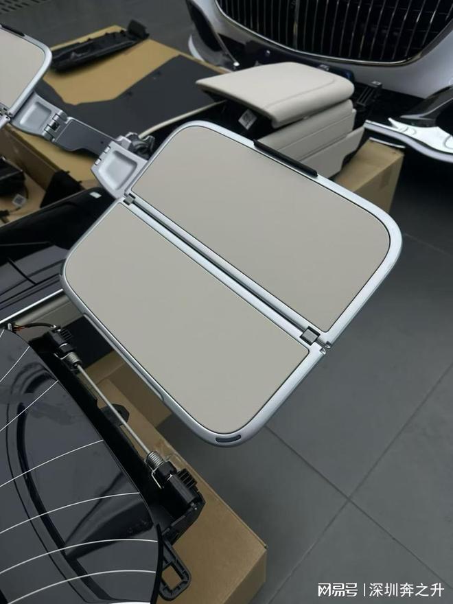 迈巴赫S480从五座升级为行政四座小桌板提升了档次(图3)