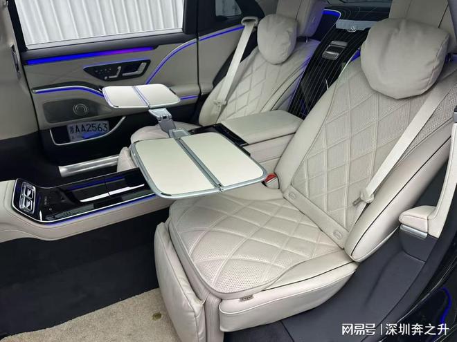 迈巴赫S480从五座升级为行政四座小桌板提升了档次(图6)