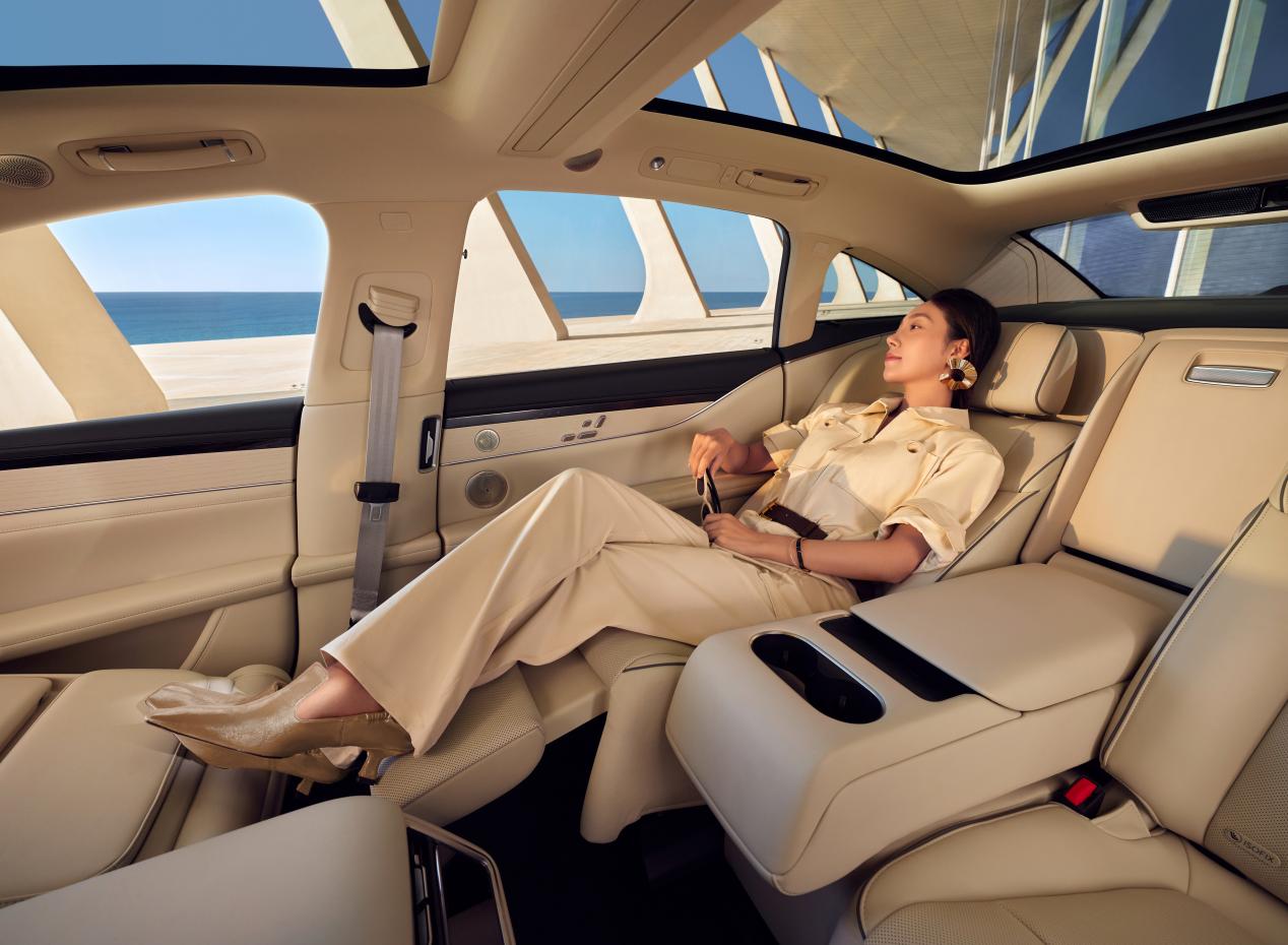 鸿蒙智行享界12月交付目标破万豪华轿车“SBBA”新格局诞生(图4)