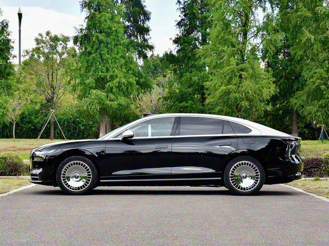 全新“小尊界”即将上市!双拼色外观标配800V平台+空气悬挂台(图3)