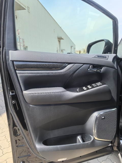 2025款雷克萨斯LM300h25油电混动七座充分显露出霸气之姿(图4)