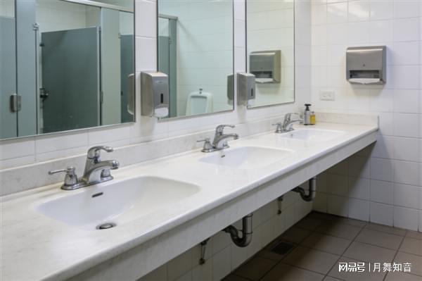 为啥公共厕所的门下都要空一截?(图1)