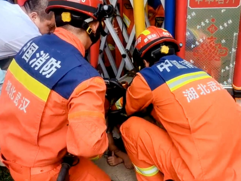 湖北武汉一6岁女童被卡入电动伸缩门！家长切勿掉以轻心(图2)