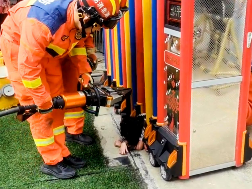 湖北武汉一6岁女童被卡入电动伸缩门！家长切勿掉以轻心(图1)