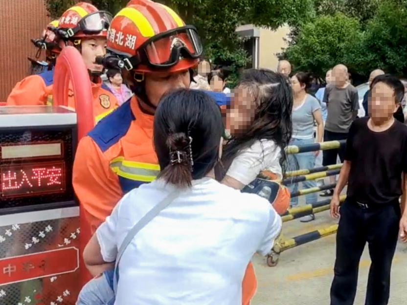 湖北武汉一6岁女童被卡入电动伸缩门！家长切勿掉以轻心(图3)