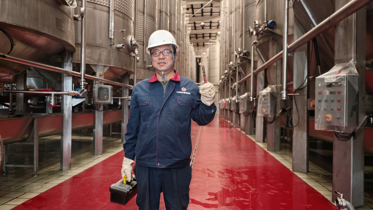 【中国梦・大国工匠篇】魏建顺:玛河之畔他以匠心守护葡萄酒产业的“设备心脏”(图1)