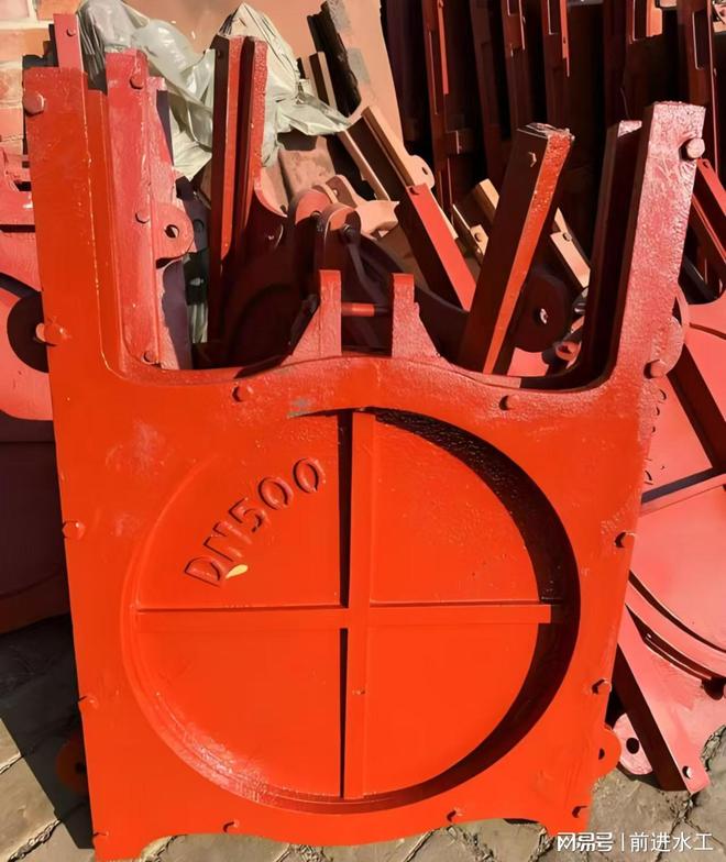 水利钢闸门厂家实力推荐：水利工程设备选型指南(图2)